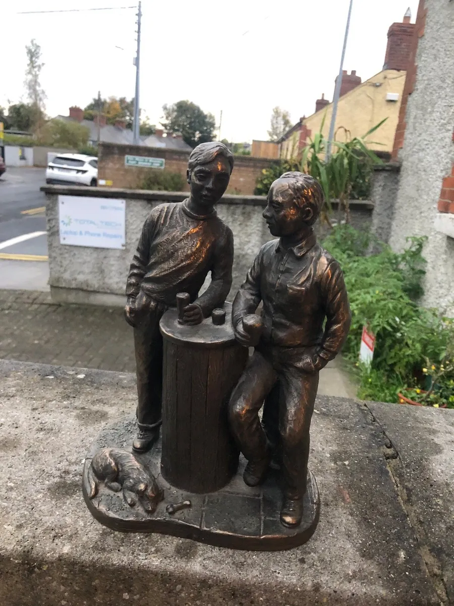 Bronze Sculpture “Having a Pint” Vintage Irish Max - Image 3