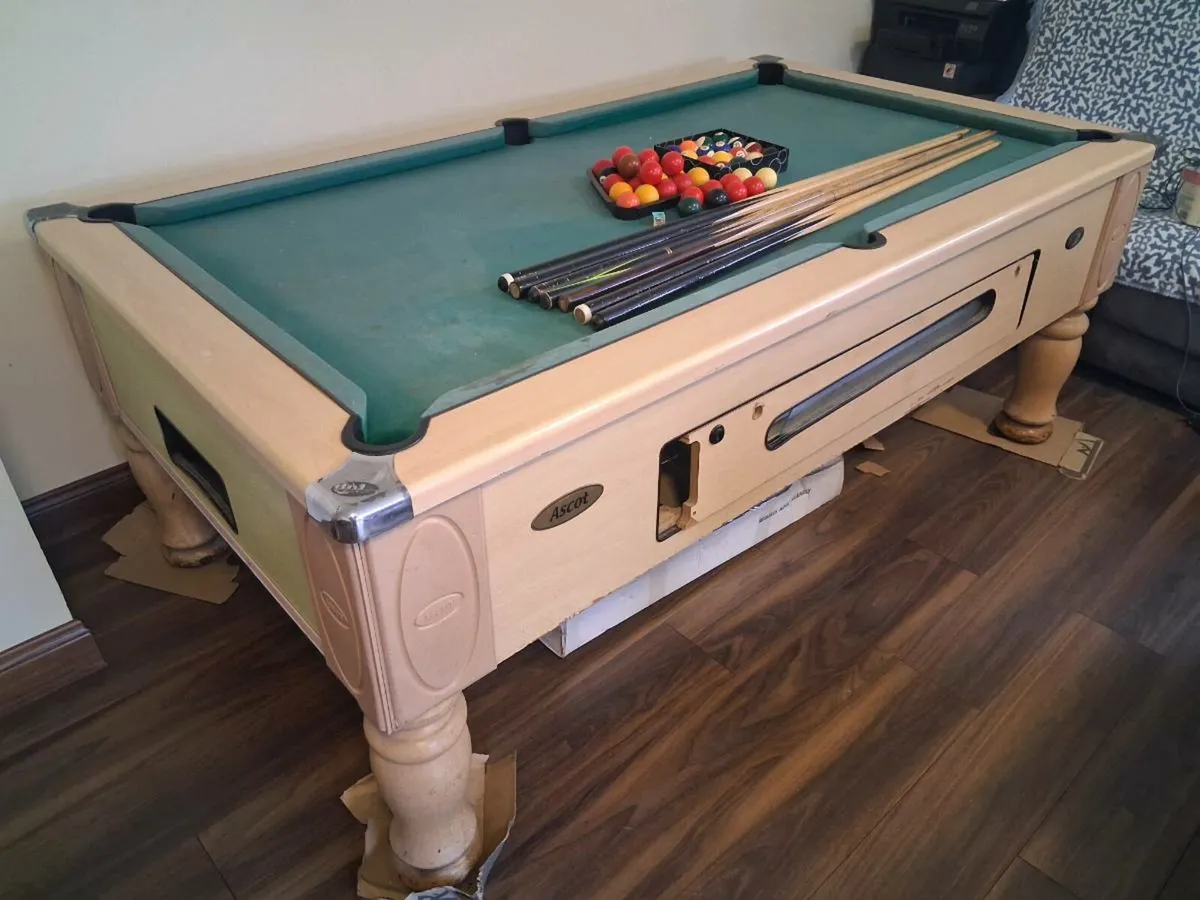 Pool table - Image 1