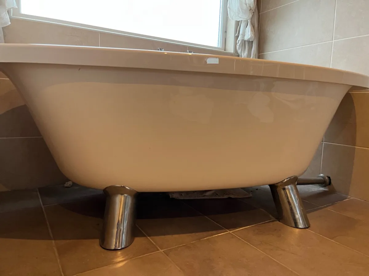 Free standing Bath including taps - Image 2