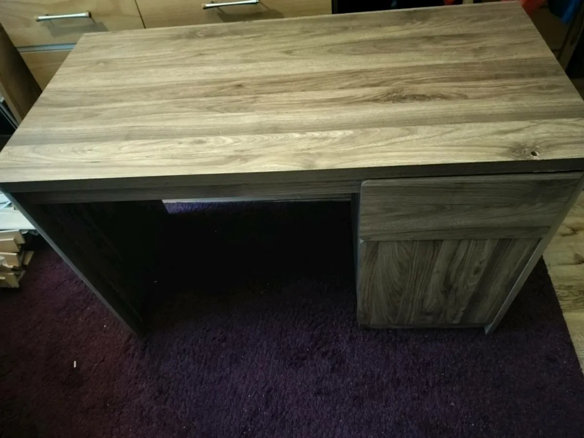 Office desk - Image 1