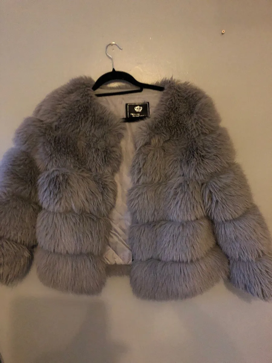 Ladies fur coat size 10 €25 - Image 1