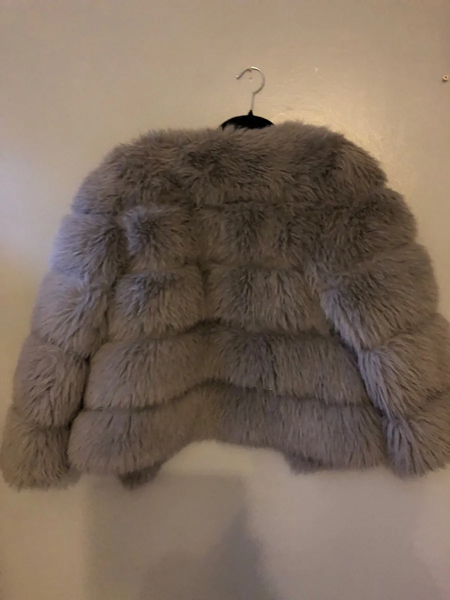 Ladies fur coat size 10 €25 - Image 2