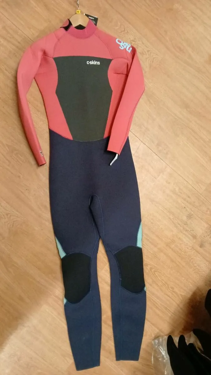 New 4/3 blindstitched wetsuit, suit small lady