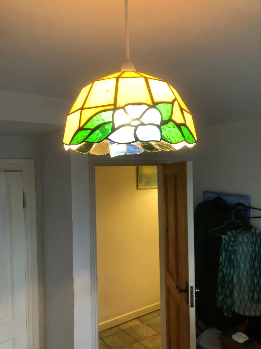 Tiffany StainGlass Lamp shades x 2 - Image 3
