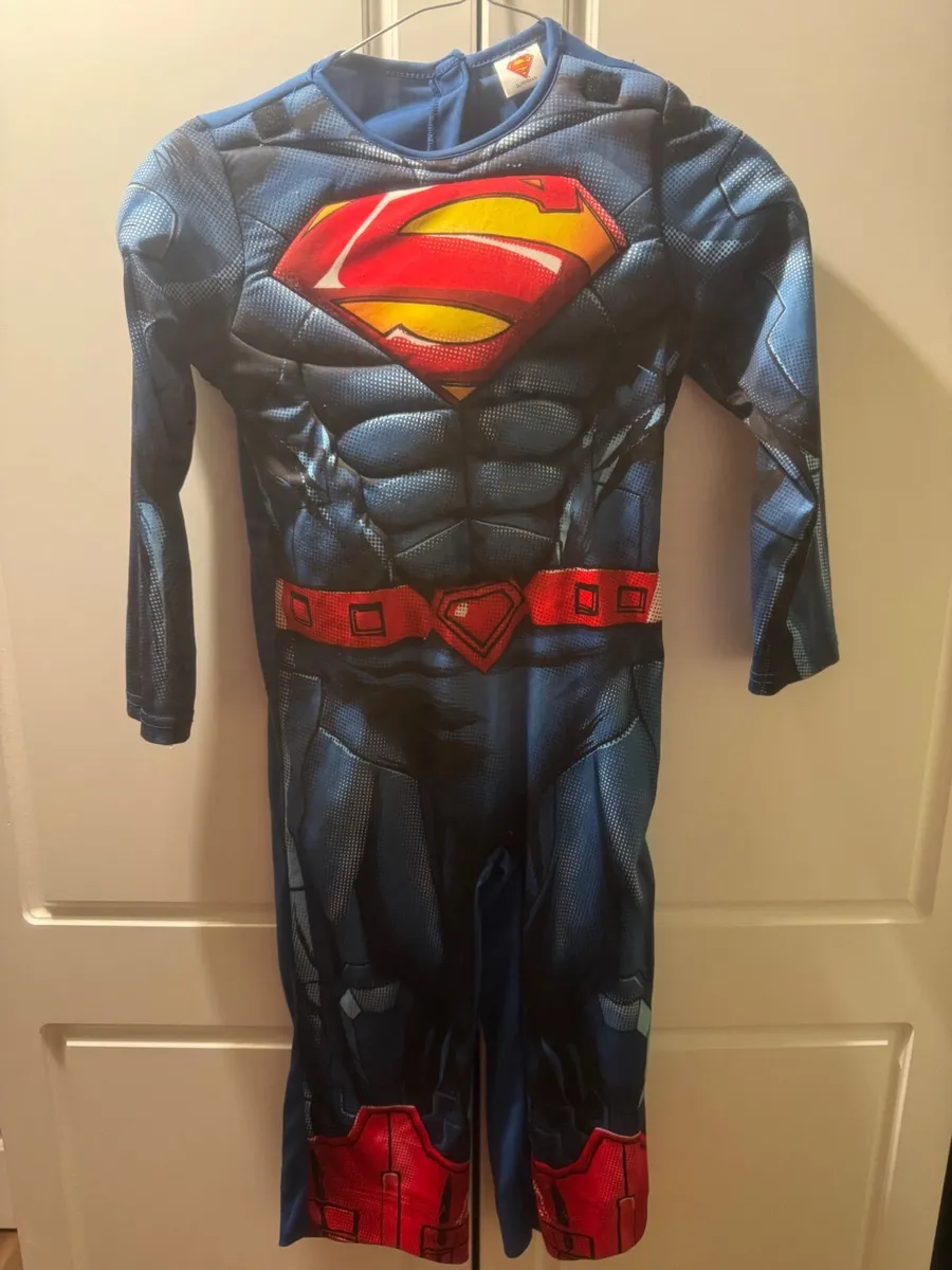 Superman Costume aged 6-8 - Image 1