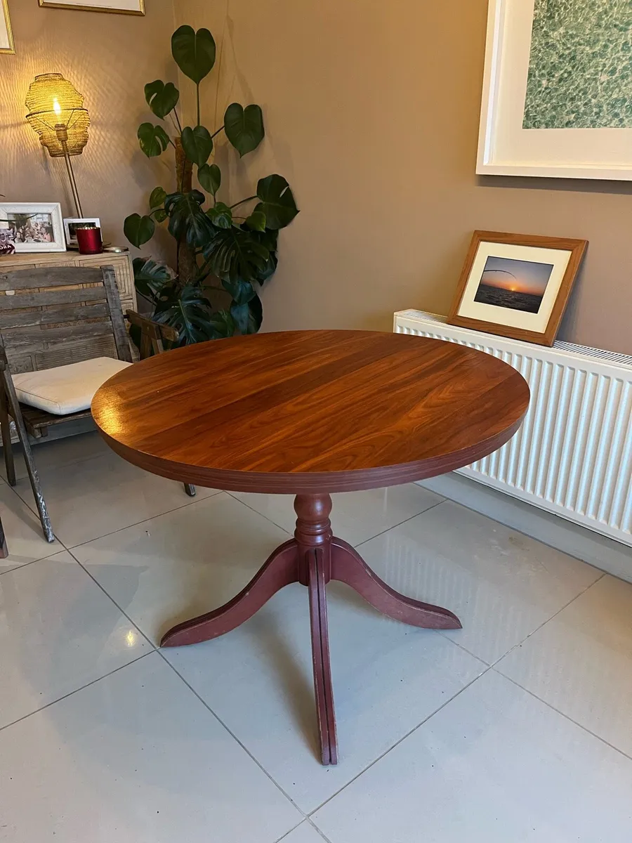 Round Table - Image 2