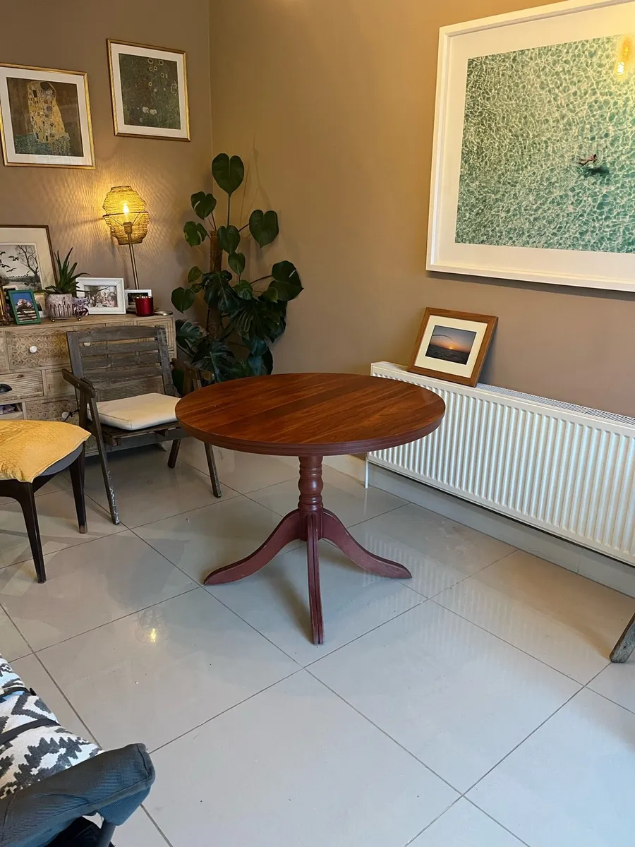 Round Table - Image 1