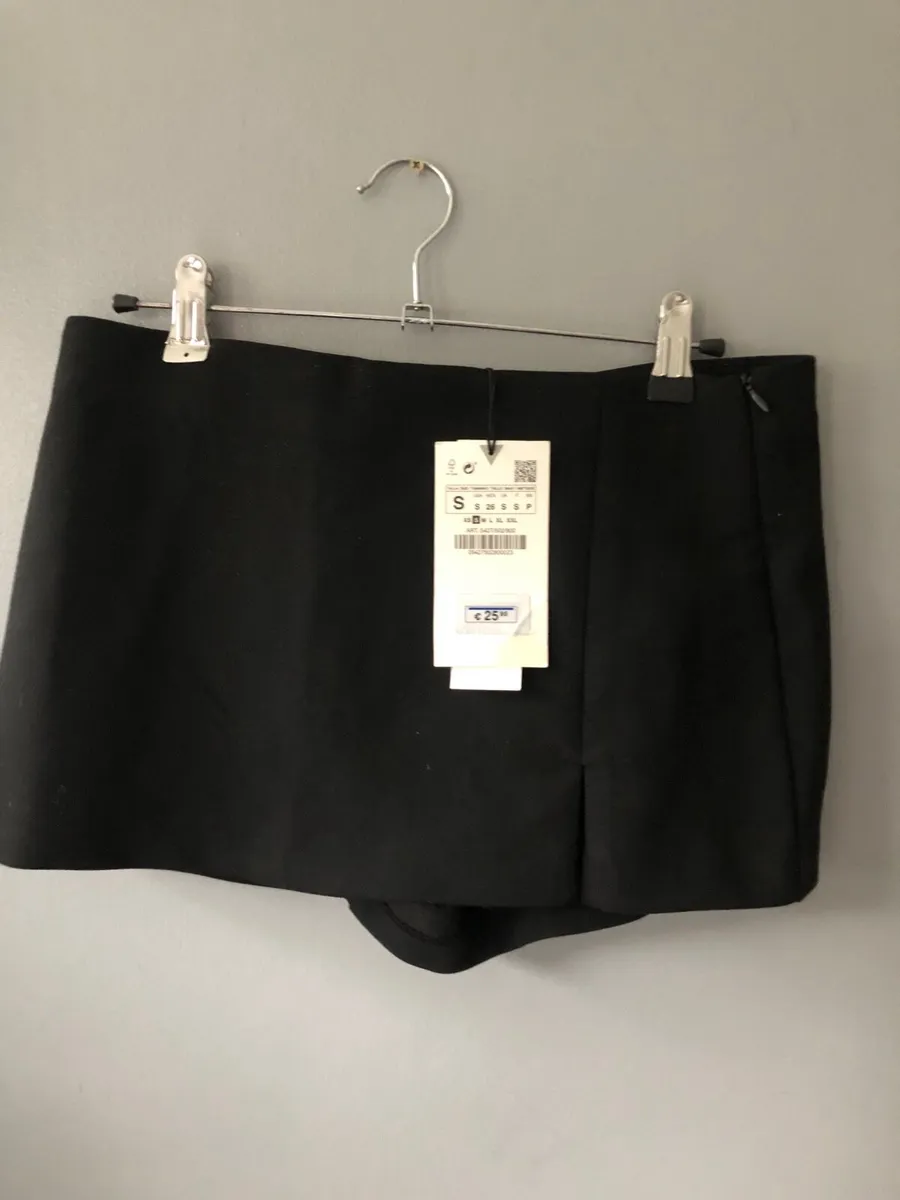 Ladies BNWT Zara shorts size S €15 - Image 1