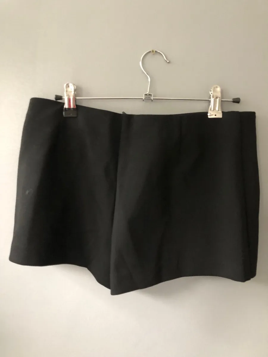 Ladies BNWT Zara shorts size S €15 - Image 2