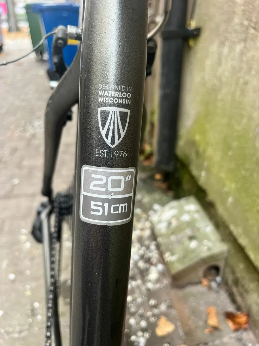 Trek FX 7.1 hybrid Bike - Image 2