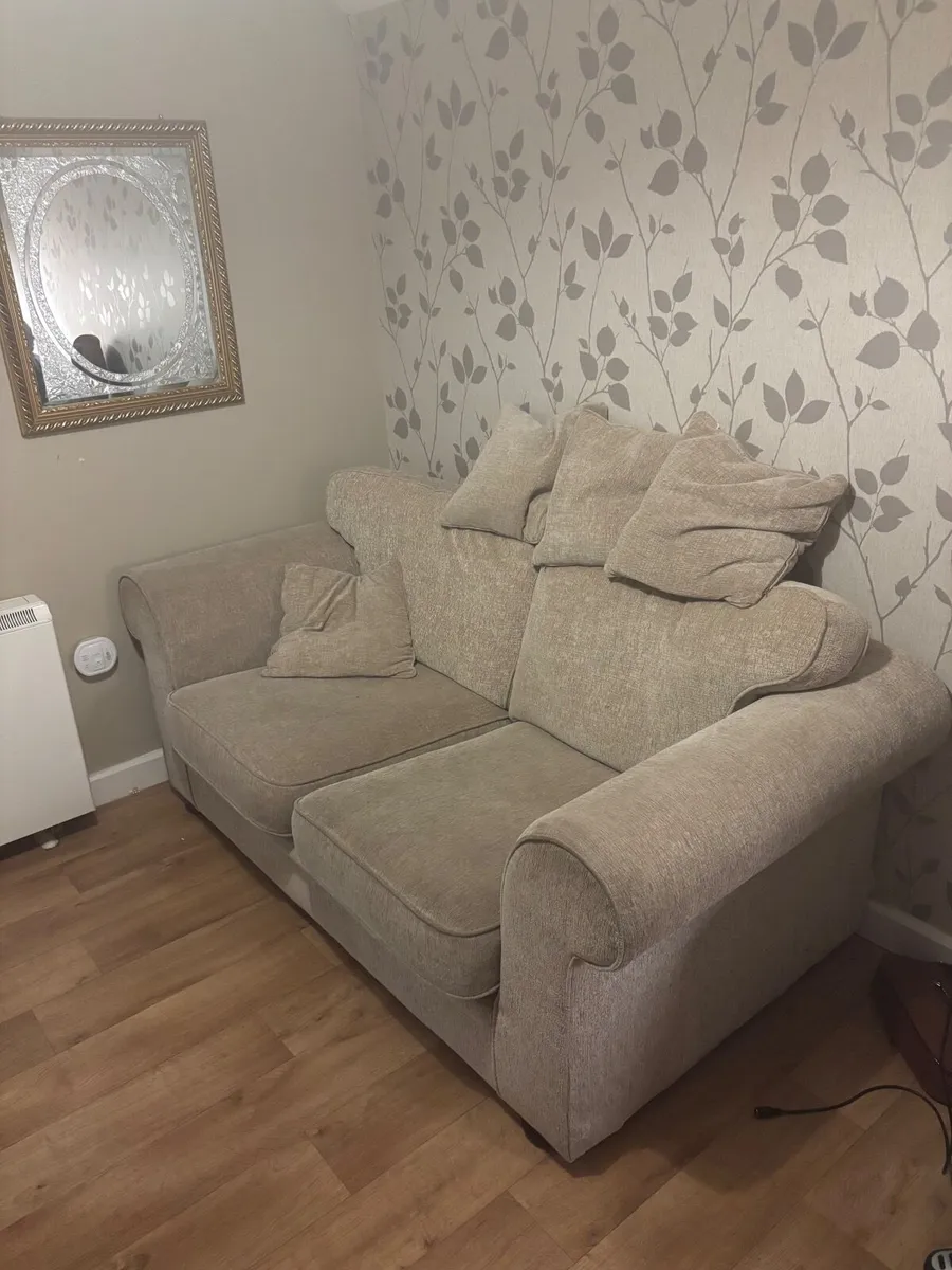 Couch For FREE - Image 2