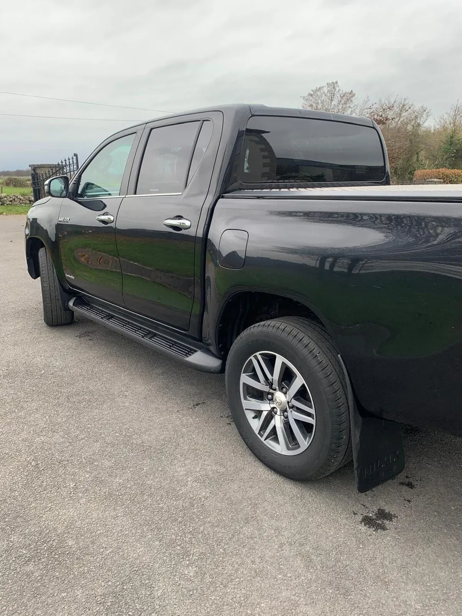Toyota Hilux Invincible 2.4 D-4D 4X4 2018 - Image 4