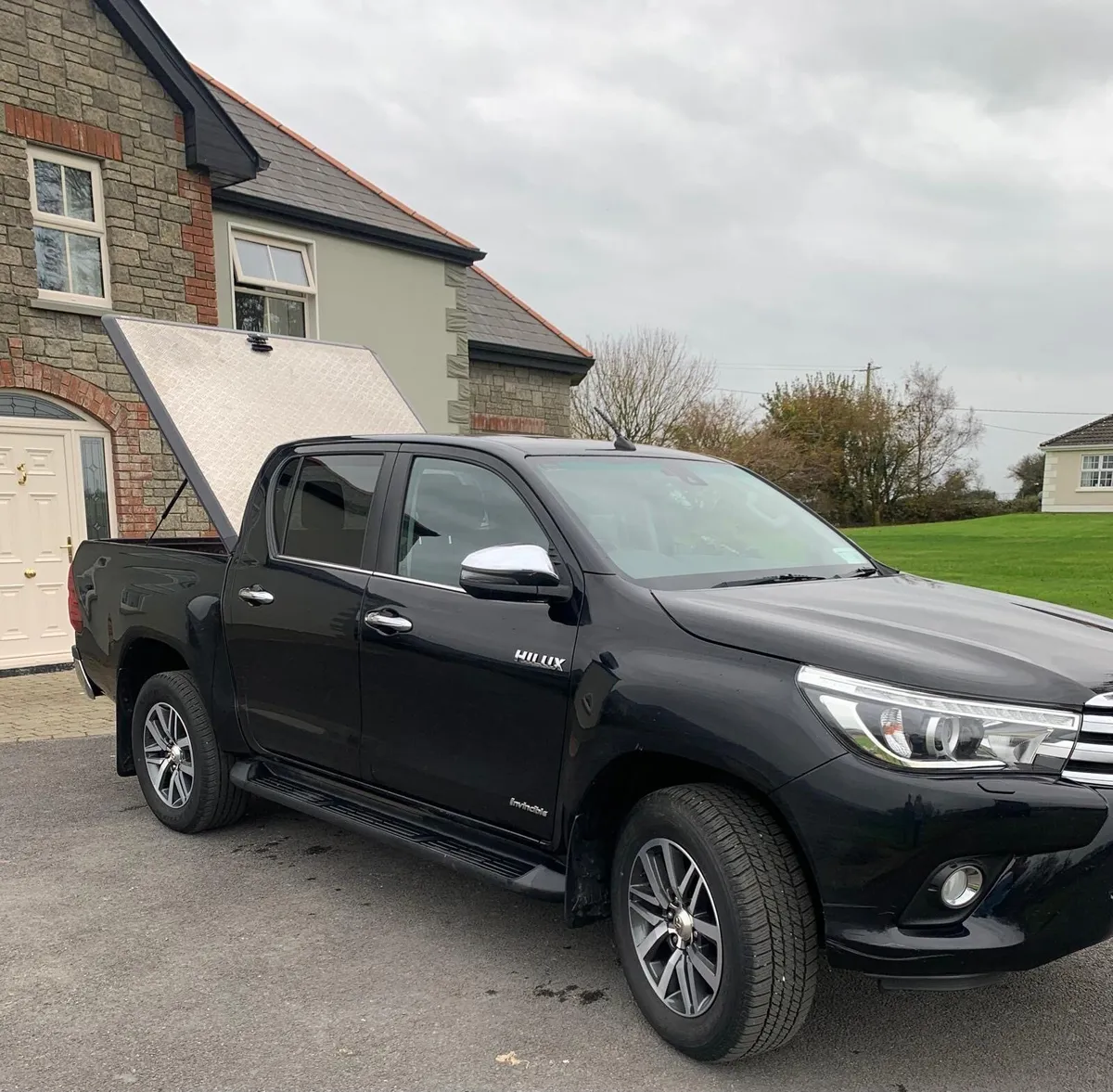 Toyota Hilux Invincible 2.4 D-4D 4X4 2018 - Image 1