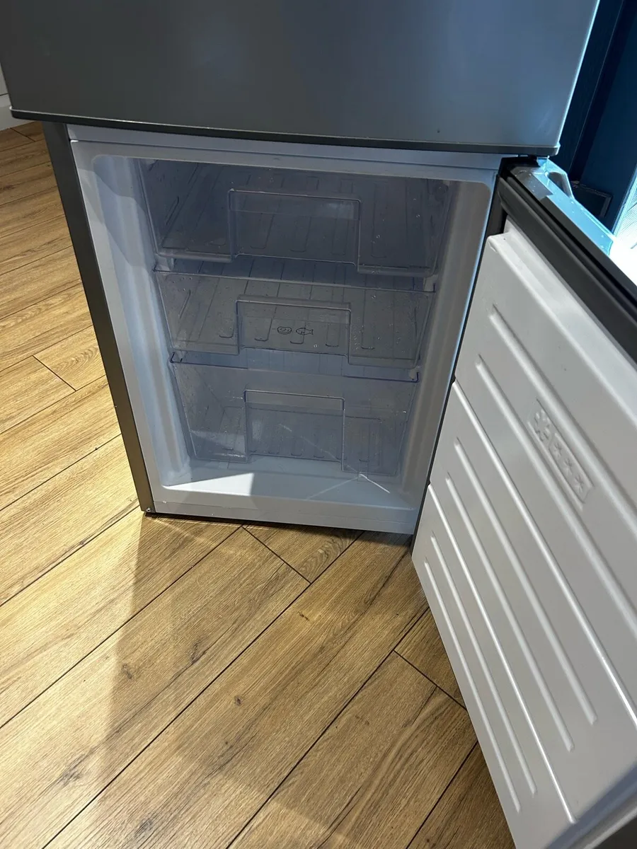 Logik fridge freezer - Image 3