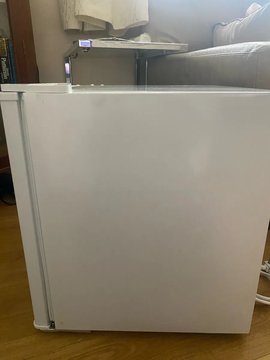 Mini fridge - Image 2