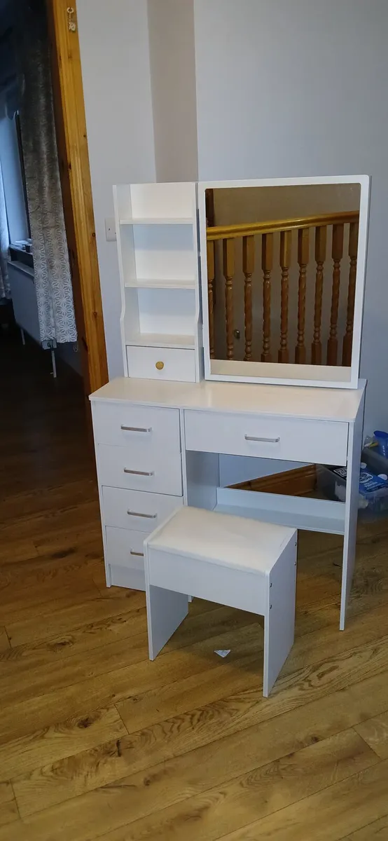 Dressing table - Image 1