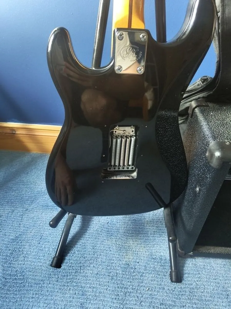 Complete Electric Guitar Starter Pack, Guitar, Amp, Cable, Stand, Gig bag. - Image 3