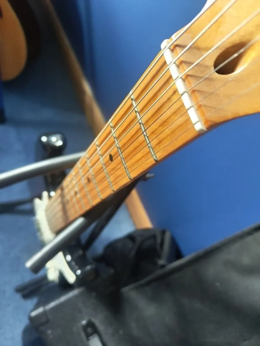 Complete Electric Guitar Starter Pack, Guitar, Amp, Cable, Stand, Gig bag. - Image 4