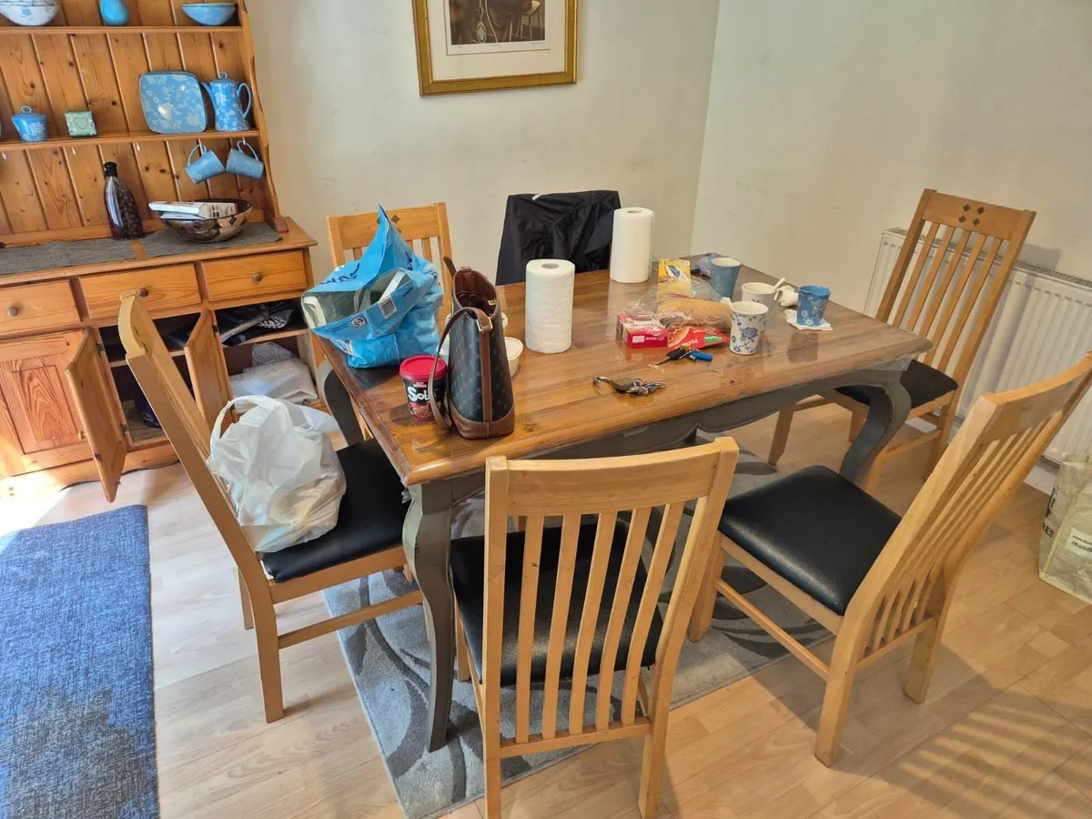 Kitchen table and 6 chairs