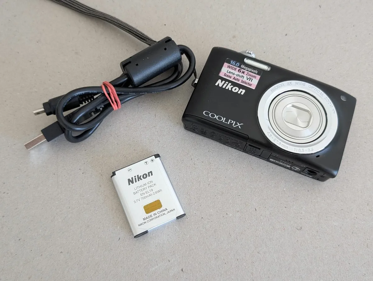 Nikon Coolpix S2750 - Like New, With Box - Image 3