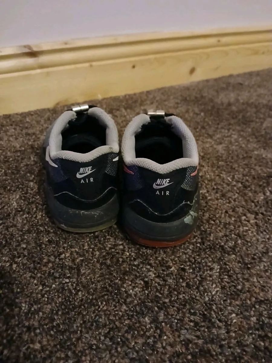 Kids NIKE trainers size 1 / 33 - Image 2