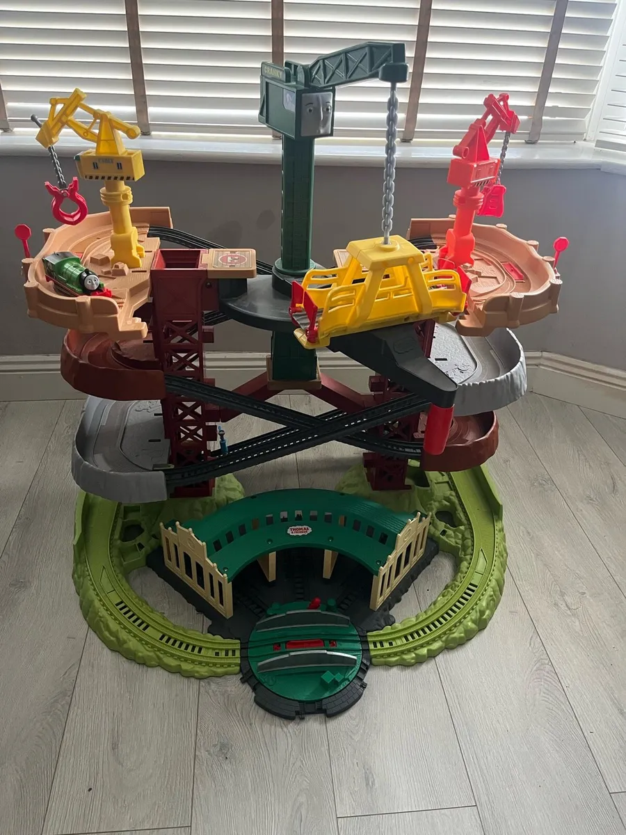 Thomas Crane Super Tower with multiple trains - Image 2