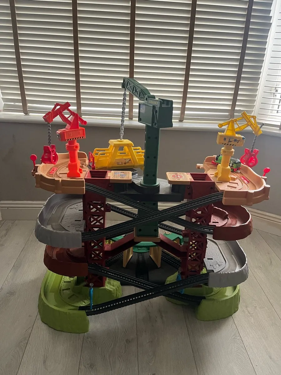 Thomas Crane Super Tower with multiple trains - Image 3