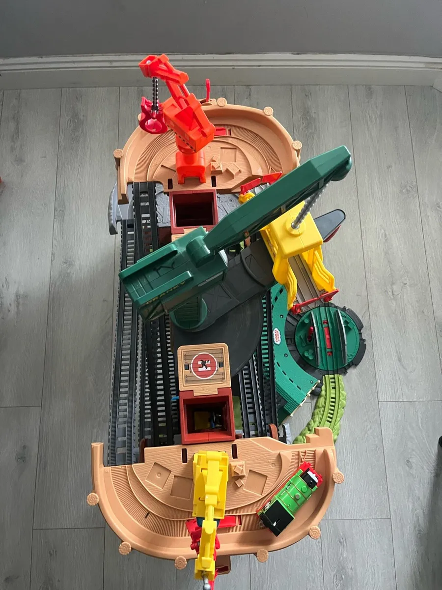 Thomas Crane Super Tower with multiple trains - Image 4
