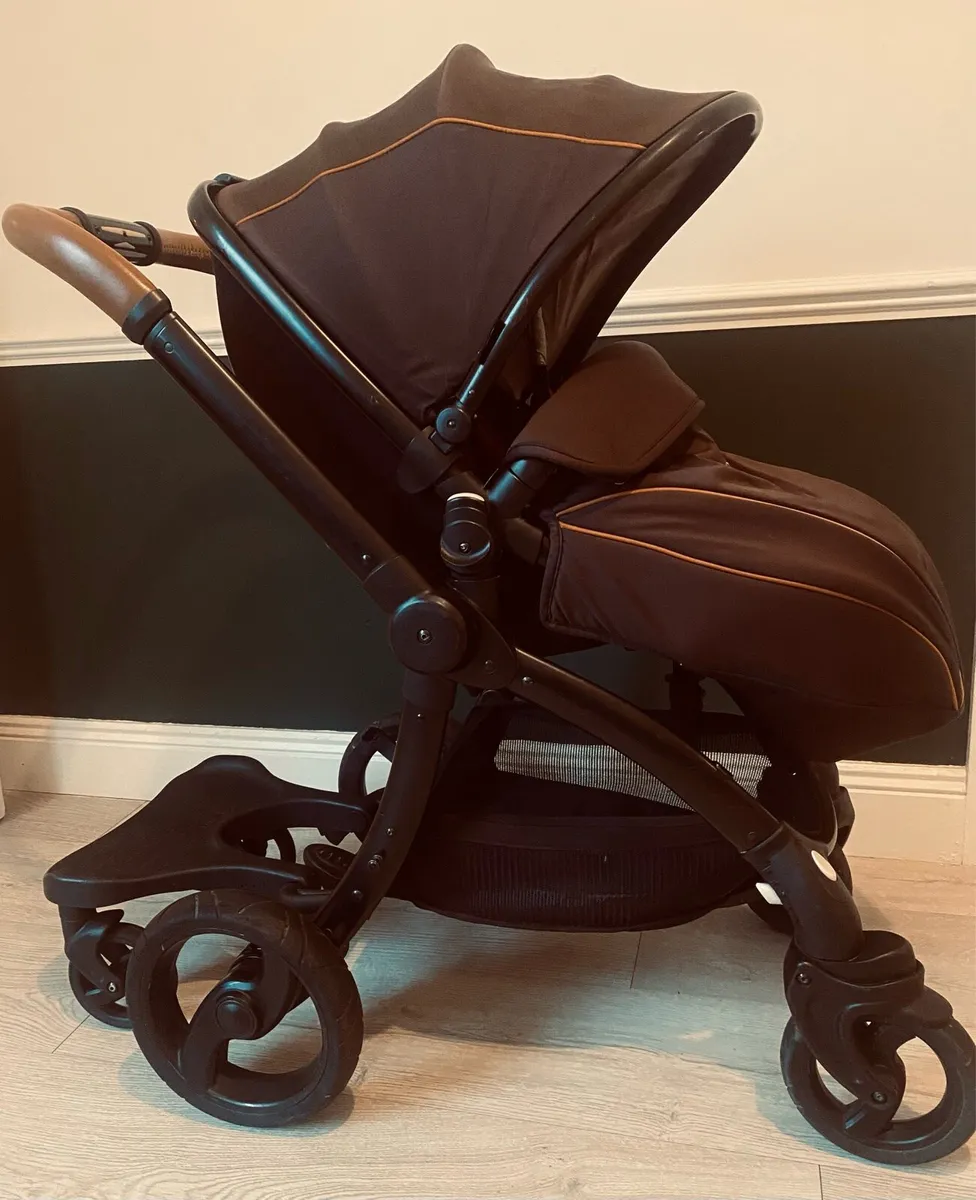 BLACK EGG STROLLER with carrycot and stroller - Image 2