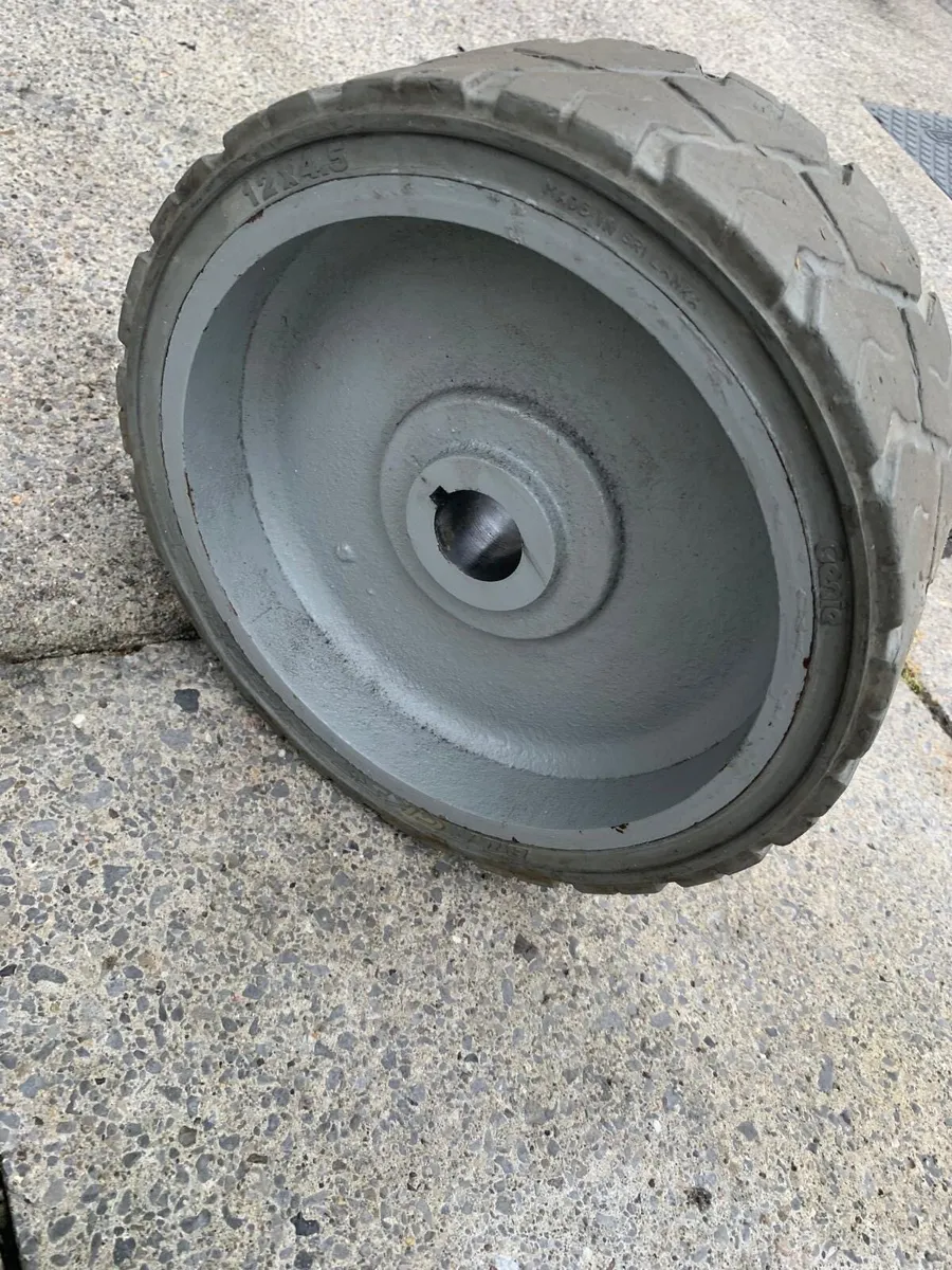 Genie GS1932 mewt 4 wheels