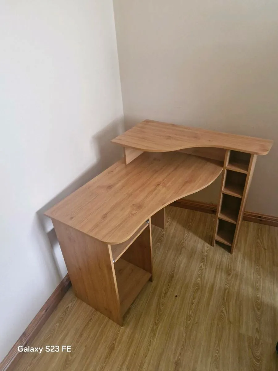 Office desk - Image 1