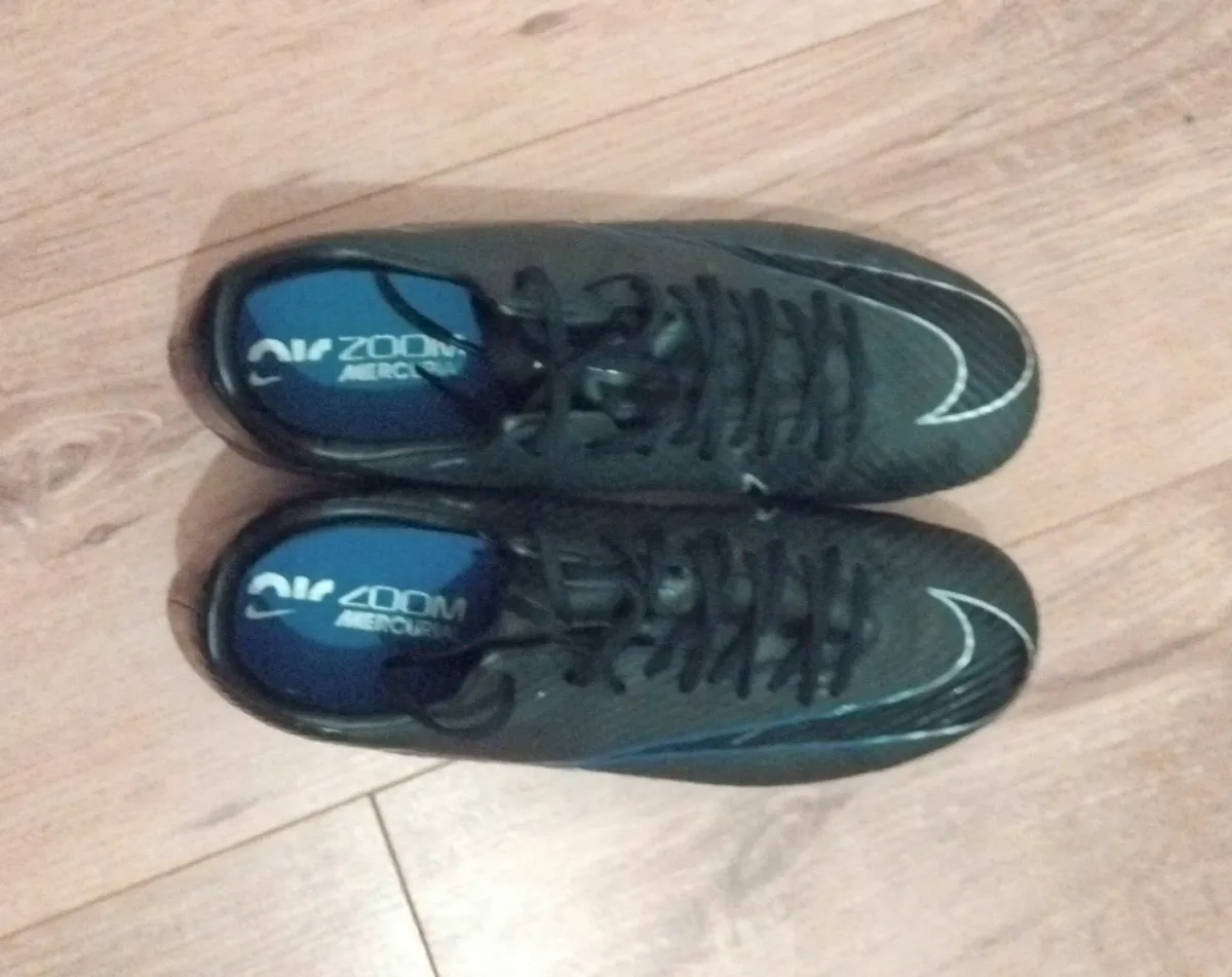 Football shoes - Image 1