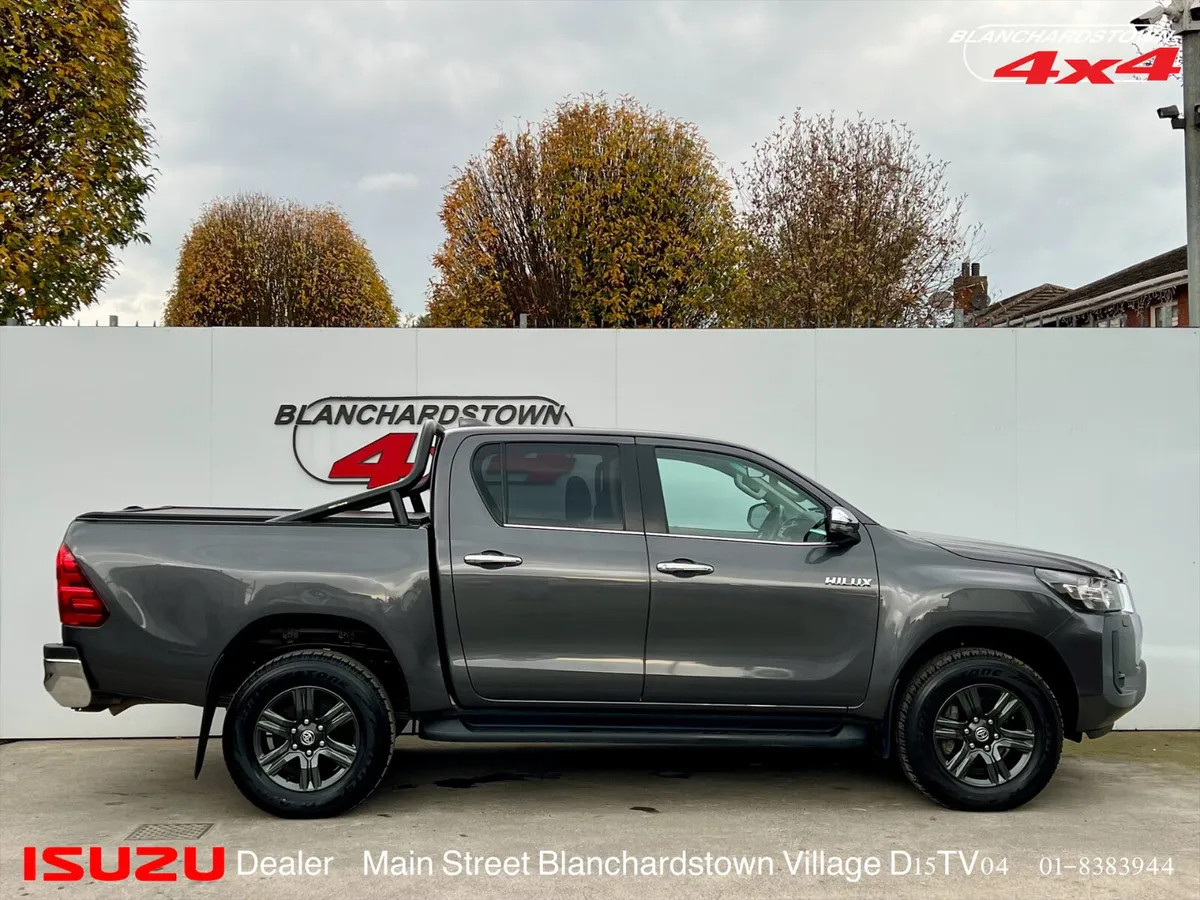 TOYOTA HILUX SR5 6MT DOUBLE CAB VAT QUALIFIED - Image 4