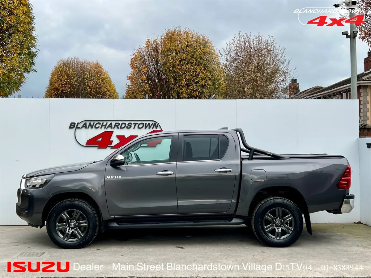 TOYOTA HILUX SR5 6MT DOUBLE CAB VAT QUALIFIED - Image 3