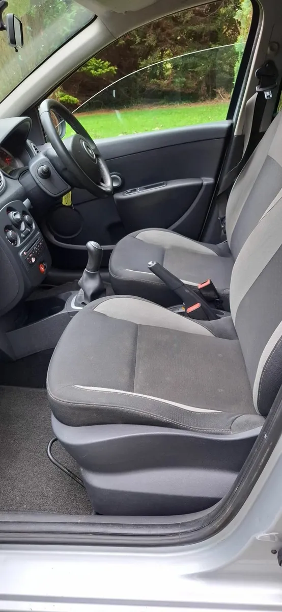 11 Renault Clio 1:2 , low mls,  MINT - Image 2