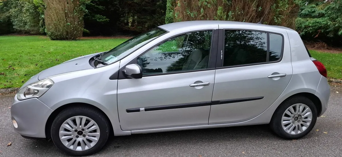 11 Renault Clio 1:2 , low mls,  MINT - Image 3
