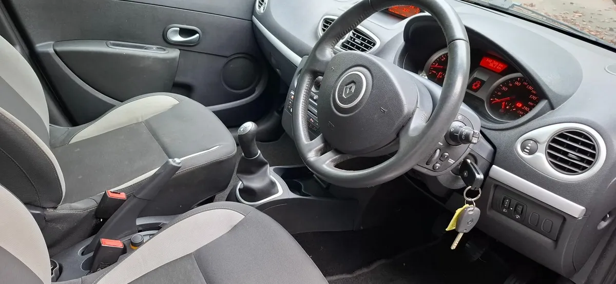 11 Renault Clio 1:2 , low mls,  MINT - Image 4