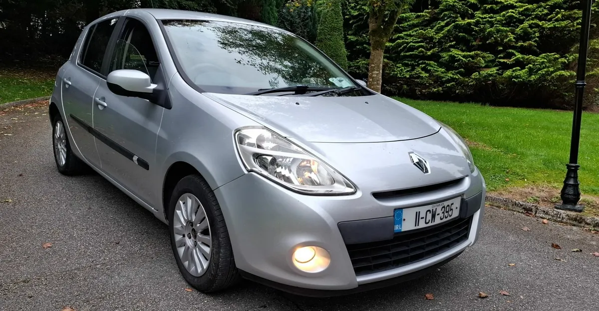 11 Renault Clio 1:2 , low mls,  MINT - Image 1