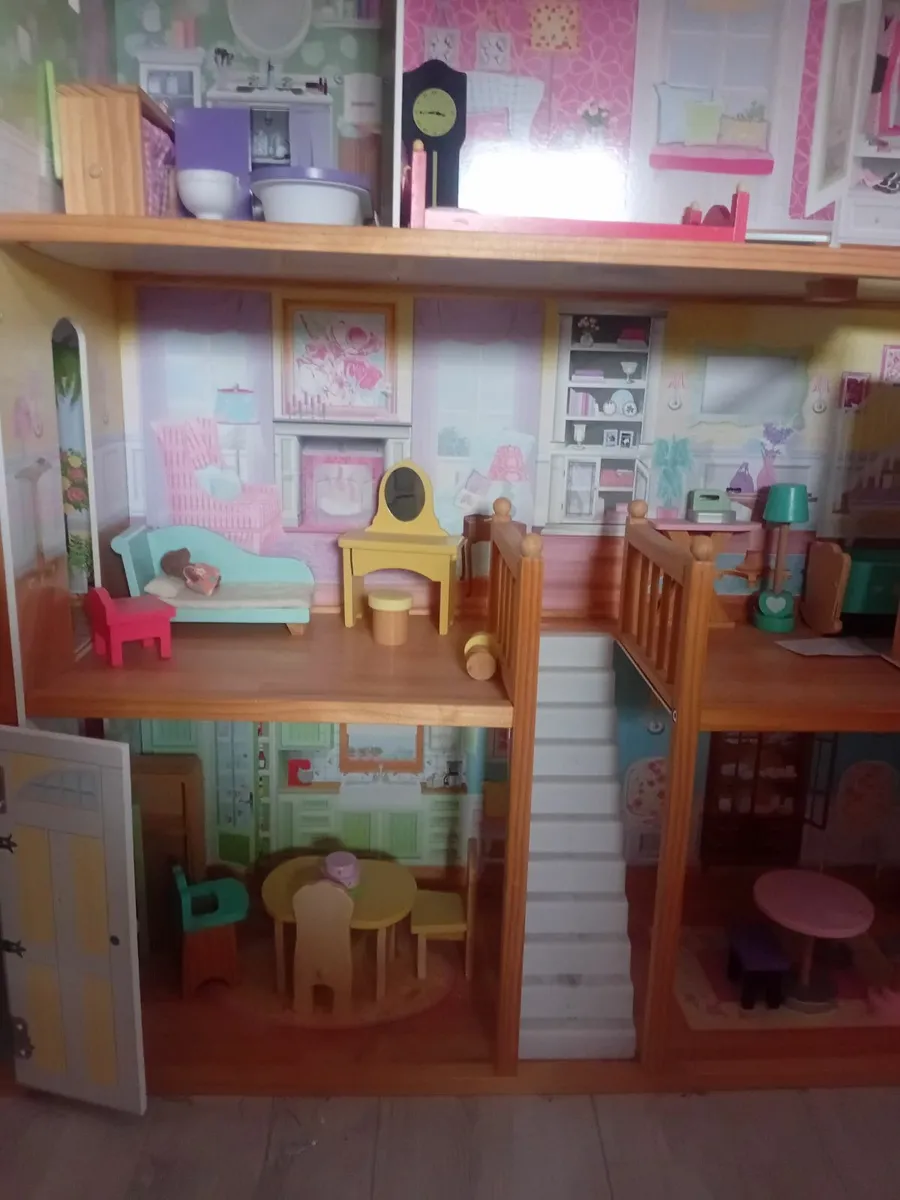 Dolls house 4 and half feet tall - Image 3