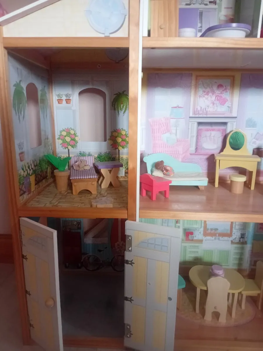 Dolls house 4 and half feet tall - Image 4