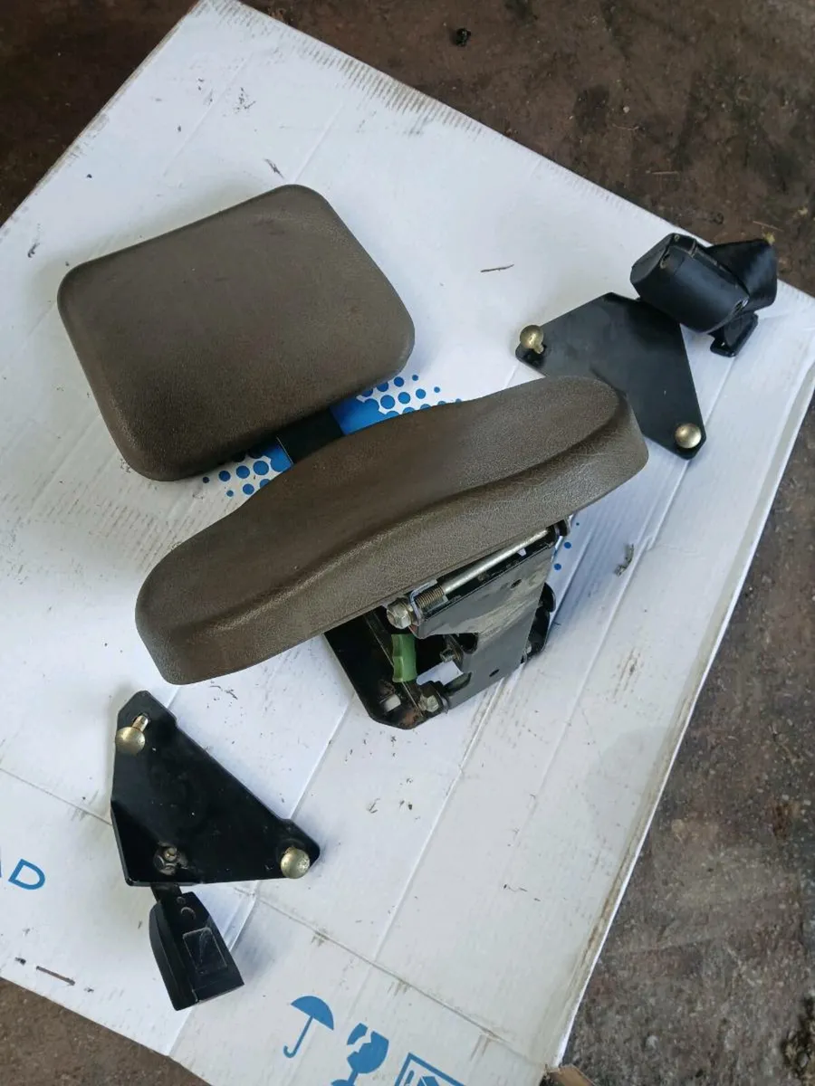 John deere passenger seat/ toplink - Image 1