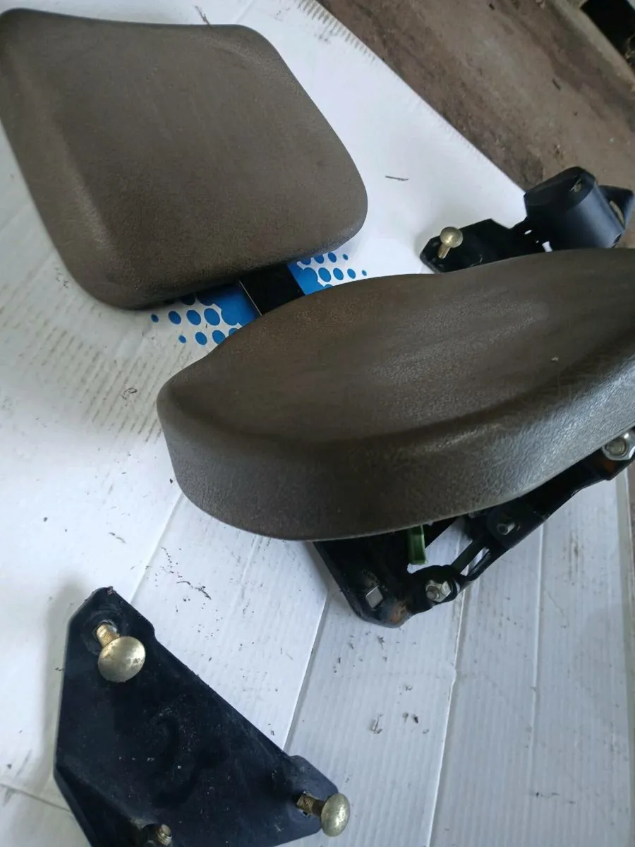 John deere passenger seat/ toplink - Image 2