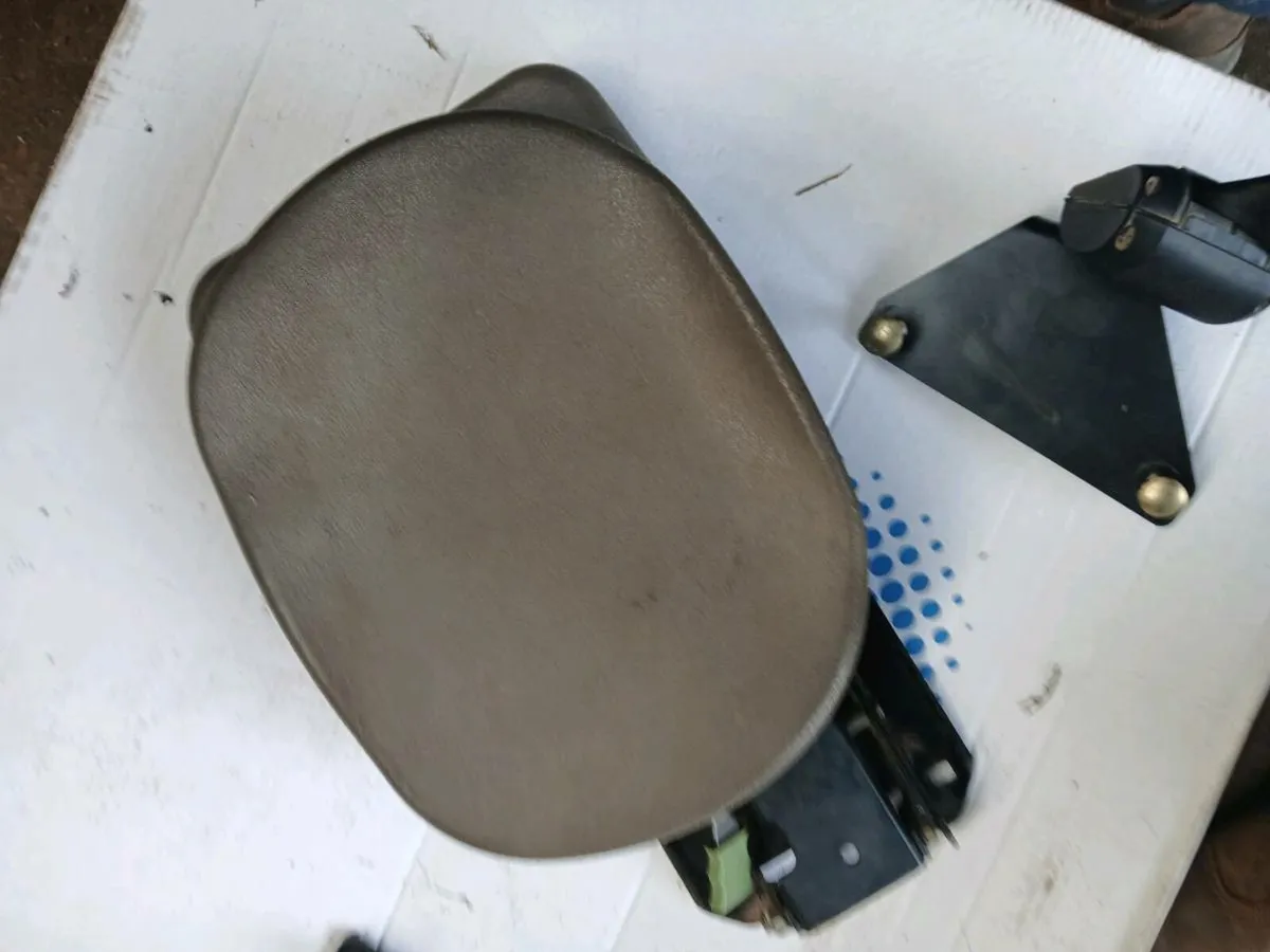 John deere passenger seat/ toplink - Image 3