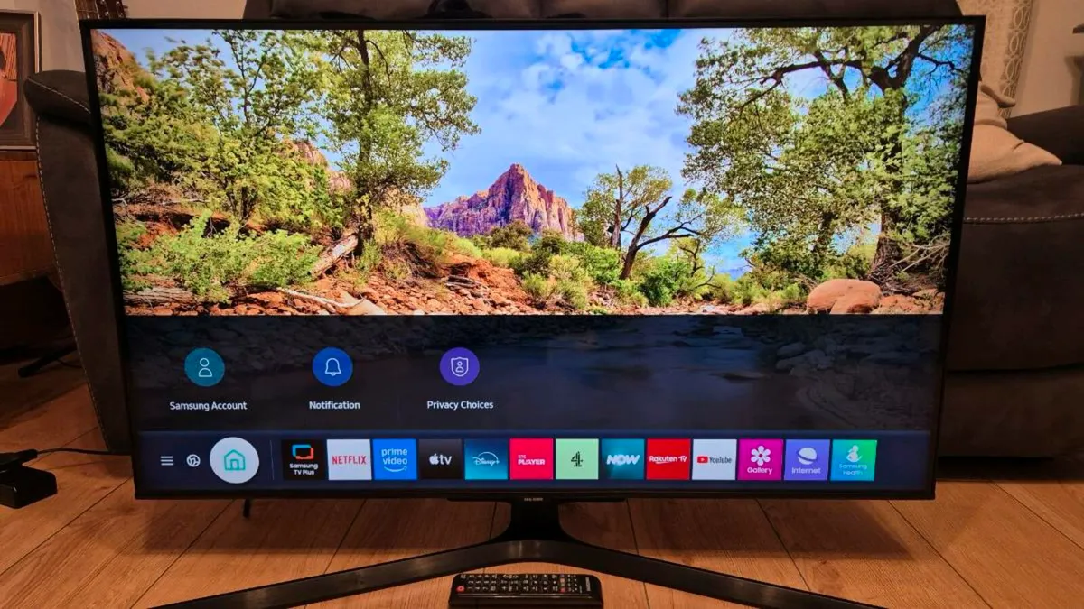 43" Samsung Smart TV 4K - Image 1