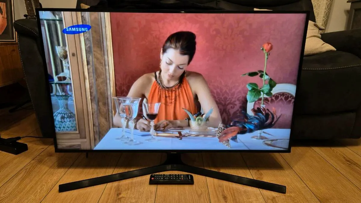 43" Samsung Smart TV 4K - Image 2
