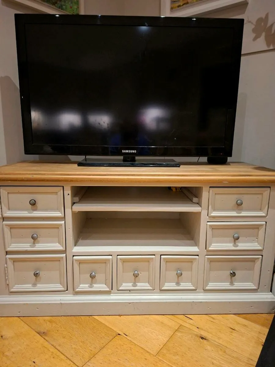 TV stand - Image 1