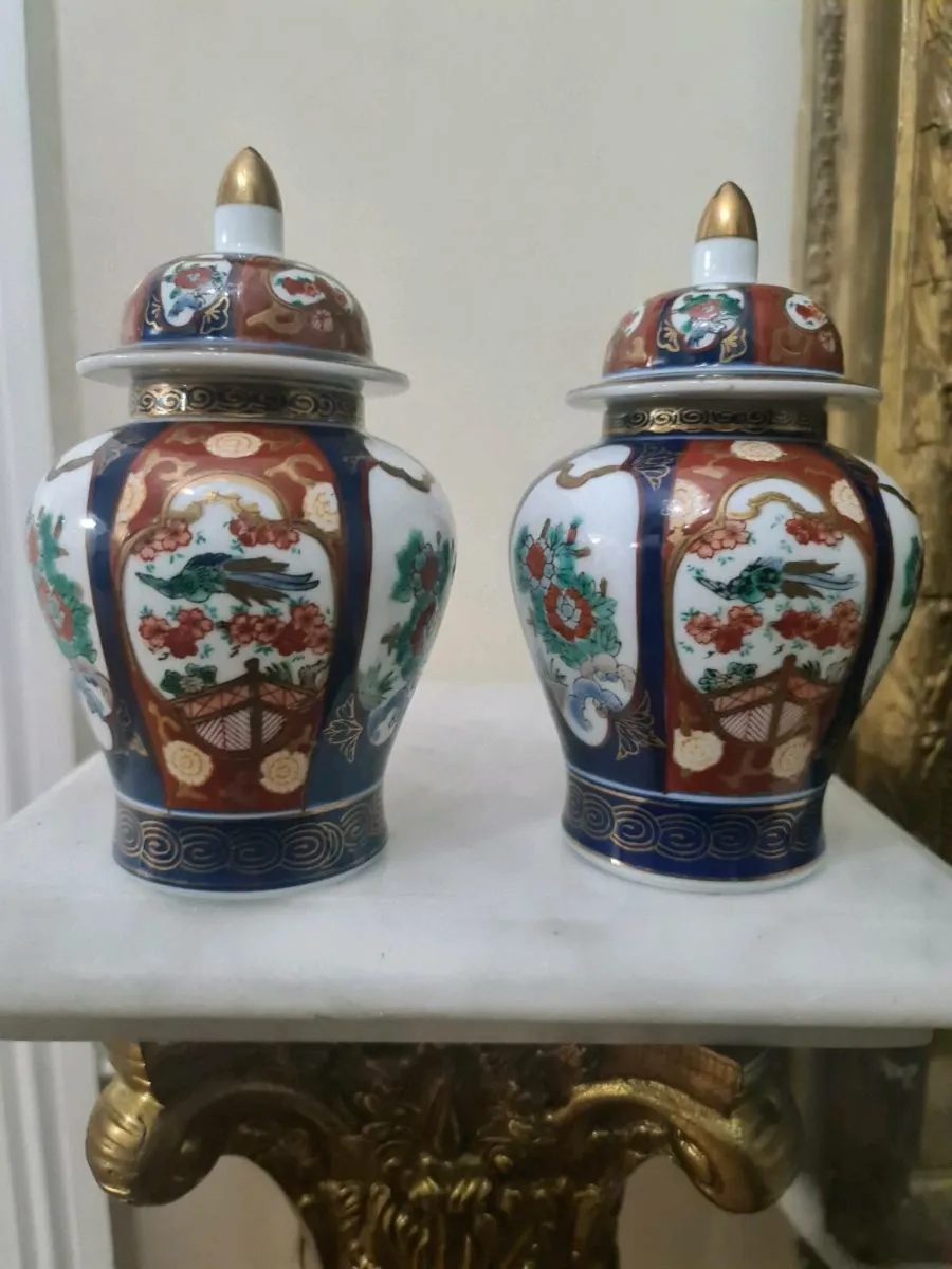 A pair of vintage chinese lidded vases - Image 1