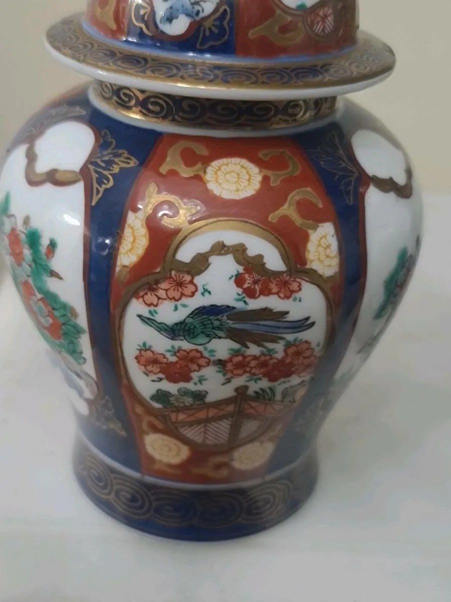 A pair of vintage chinese lidded vases - Image 2