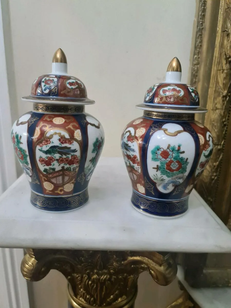 A pair of vintage chinese lidded vases - Image 3