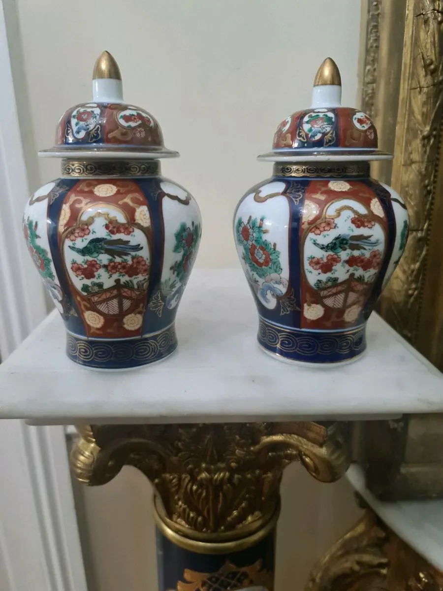 A pair of vintage chinese lidded vases - Image 4